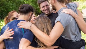 Mientras almorzamos, Francisca comparte generosamente su historia conmigo. Al finalizar, camino del ascensor le pregunto si me permite escribirla. Se echa a reír. Y es que su historia realmente me ha inspirado y encuentro que, quizá, puede inspirar a otros